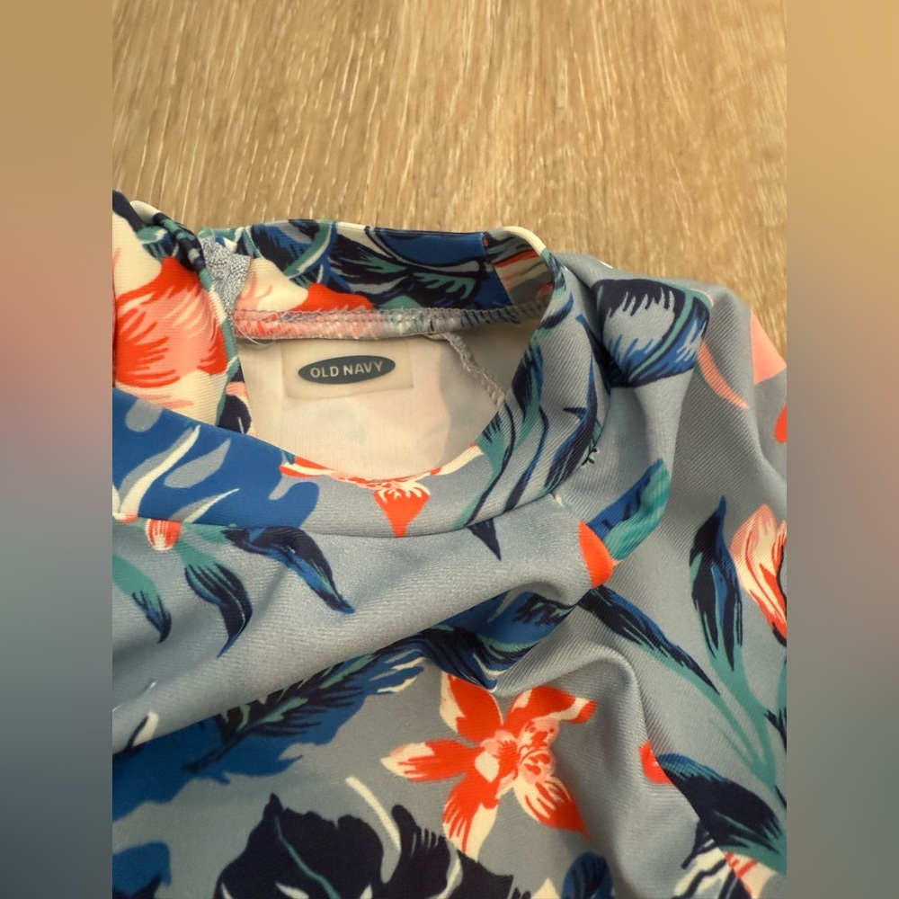 4T Rash guard Set Of Bathing Suits - Picture 3 of 3